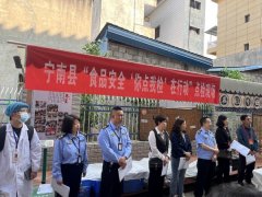 师生代表一同深切食堂后厨